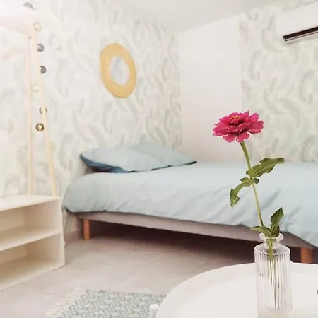 Apartment Belle Dependance De 30m2 Avec Terrasse Et Jardin *